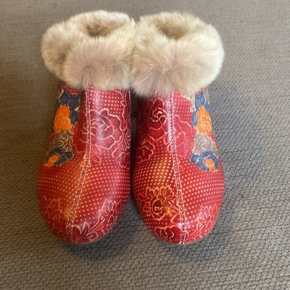 Spring Step L’Artiste Red Leather Mule w/ Faux Fur Like New Condition Sz Euro 39 - Picture 5 of 7